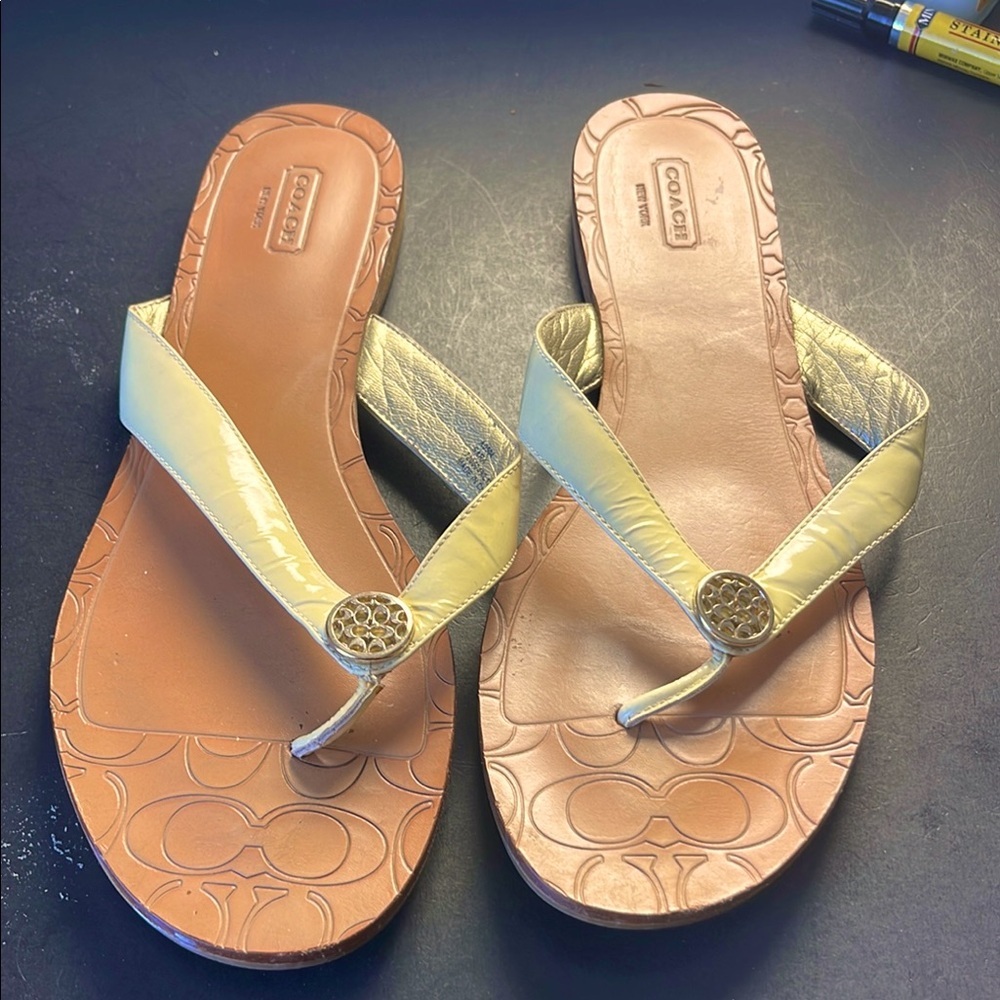 Coach Sara Cream/Pale Yellow Patent Leather Flip Flops Sandals. Size 10. M750